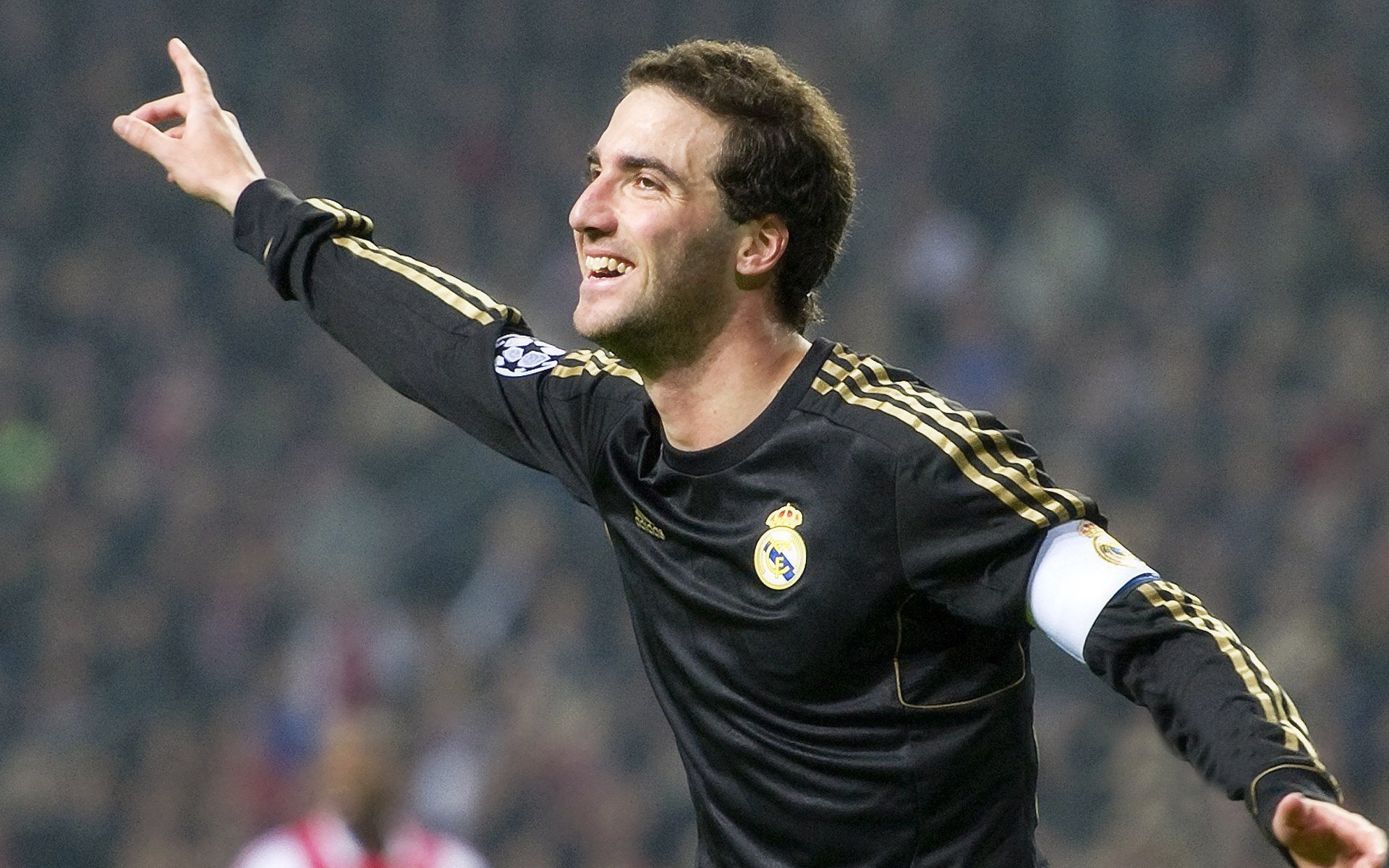 今夏险些无球可打的MVP！现在成三核球队老大，却带不动垃圾兄弟