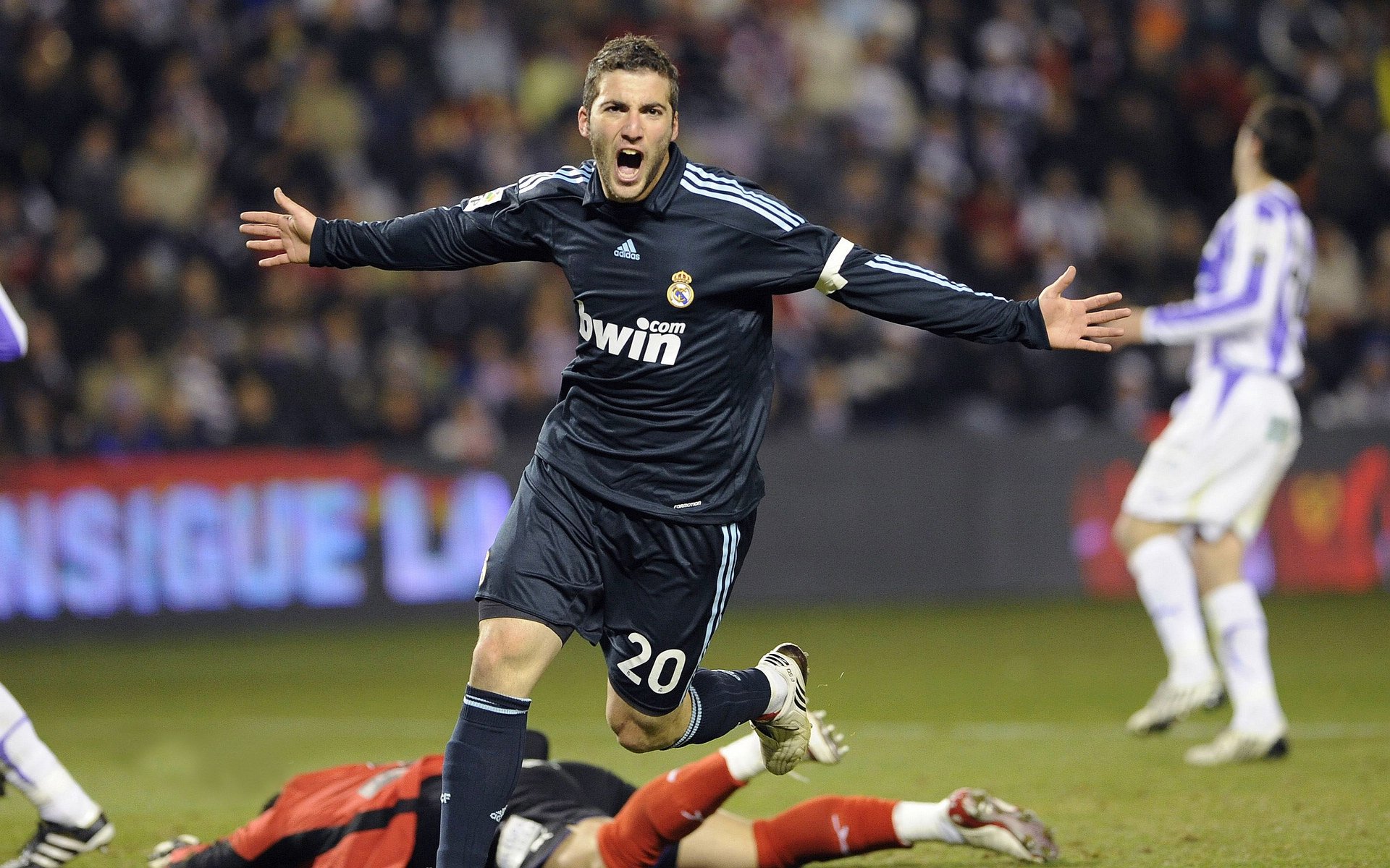 文班18+18+3帽 马刺升至西部第二，马刺23号德文布朗